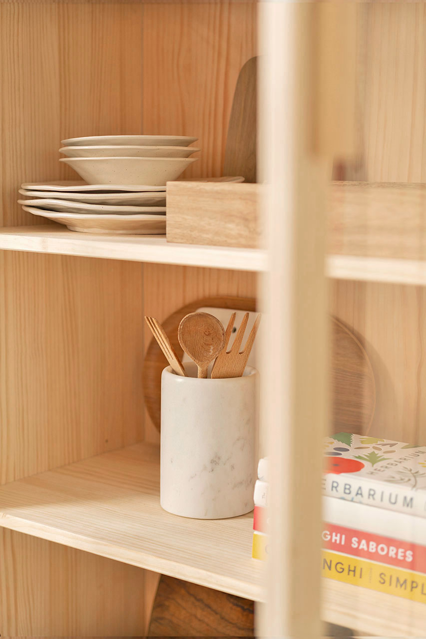 Imagen de ambiente 2 para:Vitrina de madera pequeña